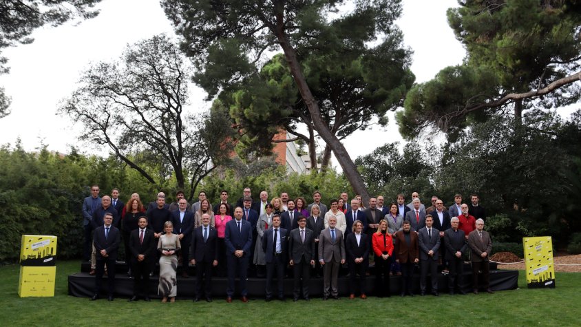 Fotografia de família amb tots els alcaldes dels municipis per on passarà el Tour de France 2026