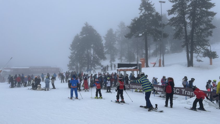 Ambient d'esquiadors a la base de l'estació de La Molina, a Alp