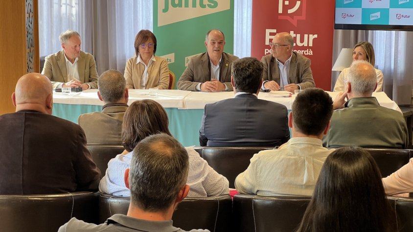 Un instant de l'acte de presentació de l'acord entre Junts i Futur per Puigcerdà per anar en una llista conjunta a les pròximes eleccions municipals