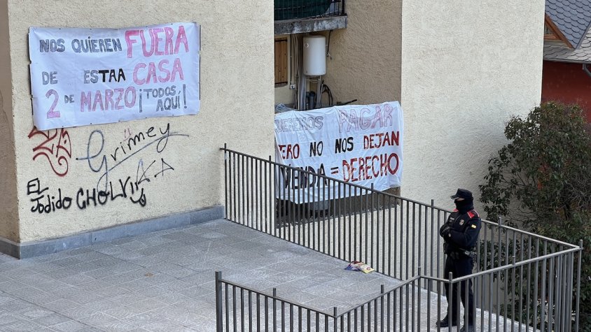 Dos pancartes penjades al bloc de pisos de Puigcerdà on s'han produït els desnonaments per denunciar la situació