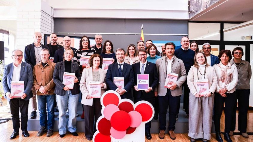 El conseller amb els alcaldes i regidors assistents a l'acte