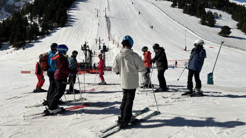 Un grup d'esquiadors preparant-se per esquiar a la zona del Cap del Bosc, a l'estació de Masella