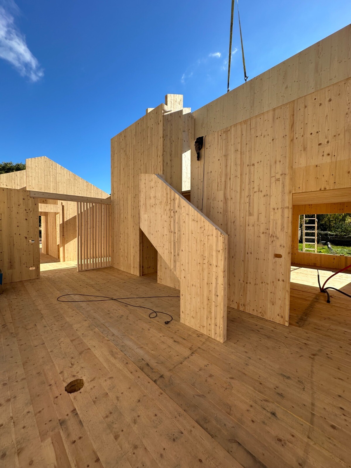 Estructura d’una casa de fusta laminada encreuada (CLT). Fustes Sebastia SL.